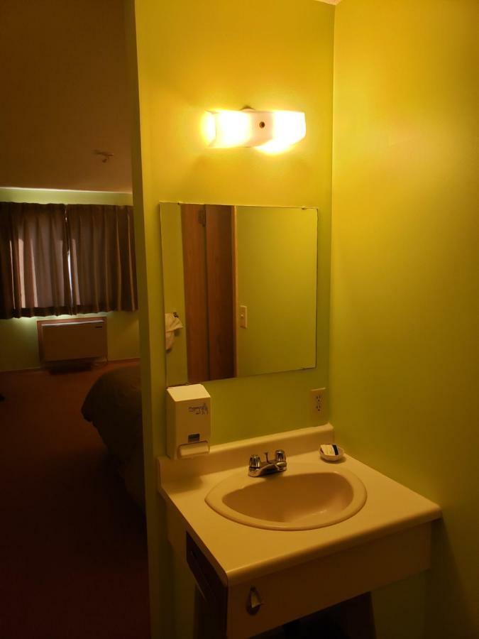 Tower Inn Estevan Εξωτερικό φωτογραφία